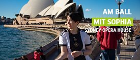 Frau im Trikot vor dem Sydney Opera House