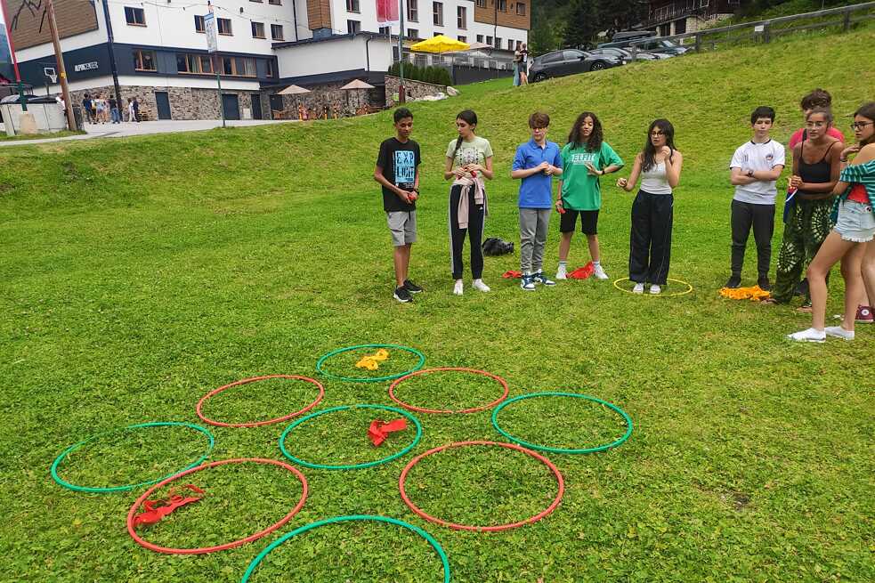 Kinder spielen Tic Tac Tow auf einer Wiese.