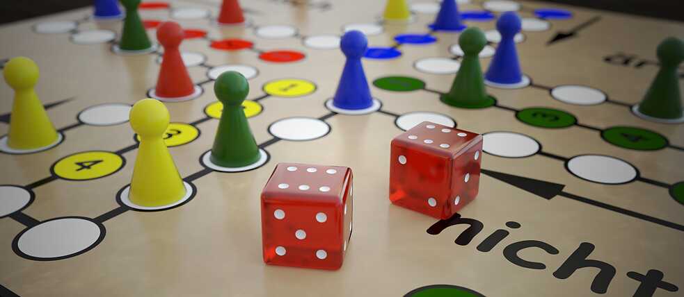 Ein Spielbrett, Figuren und zwei Würfen