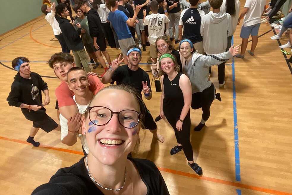 Jugendliche schießen ein Selfie.