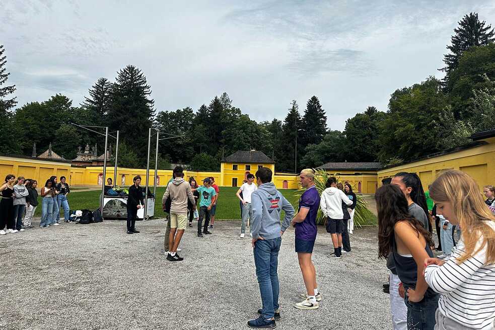 Jugendliche im Park von Schloss Hellbrunn