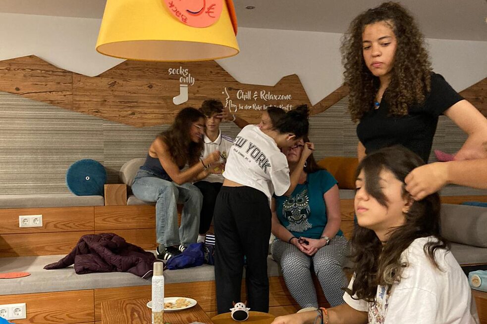 Jugendliche beim Frisieren