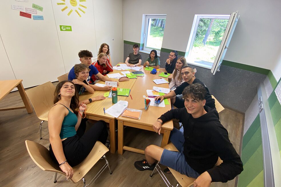 Jugendliche in einem Klassenzimmer