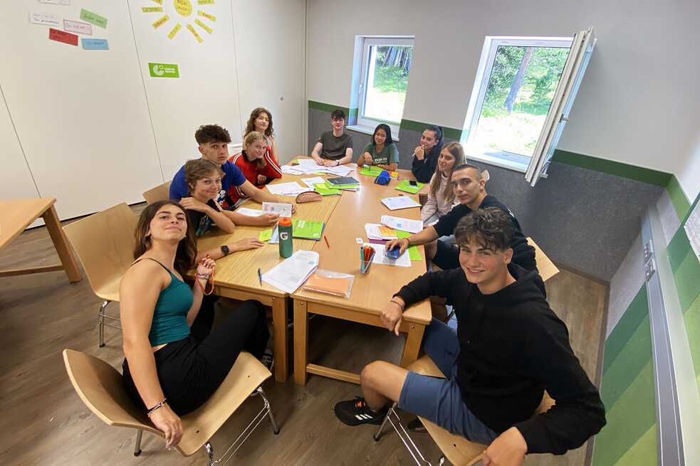 Jugendliche in einem Klassenzimmer