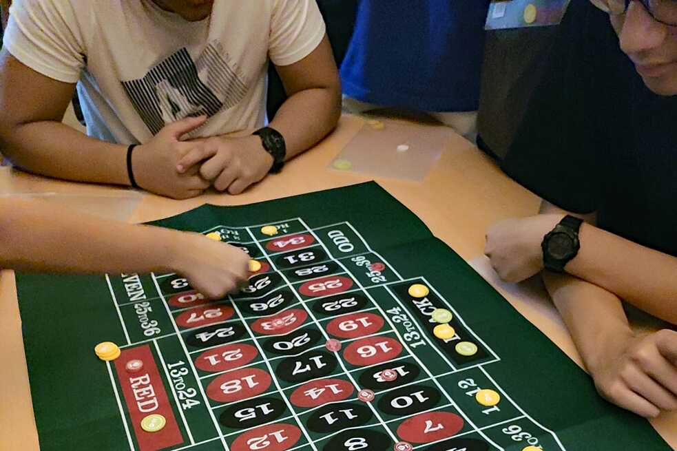 Jugendliche spielen Roulette.
