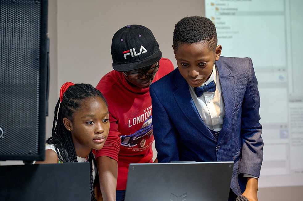Goethe-Institut Robot in Residence in Yaounde Kamerun