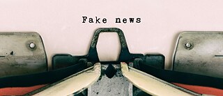 Machine à écrire qui sorte un papier sur lequel est inscrit "Fake News"
