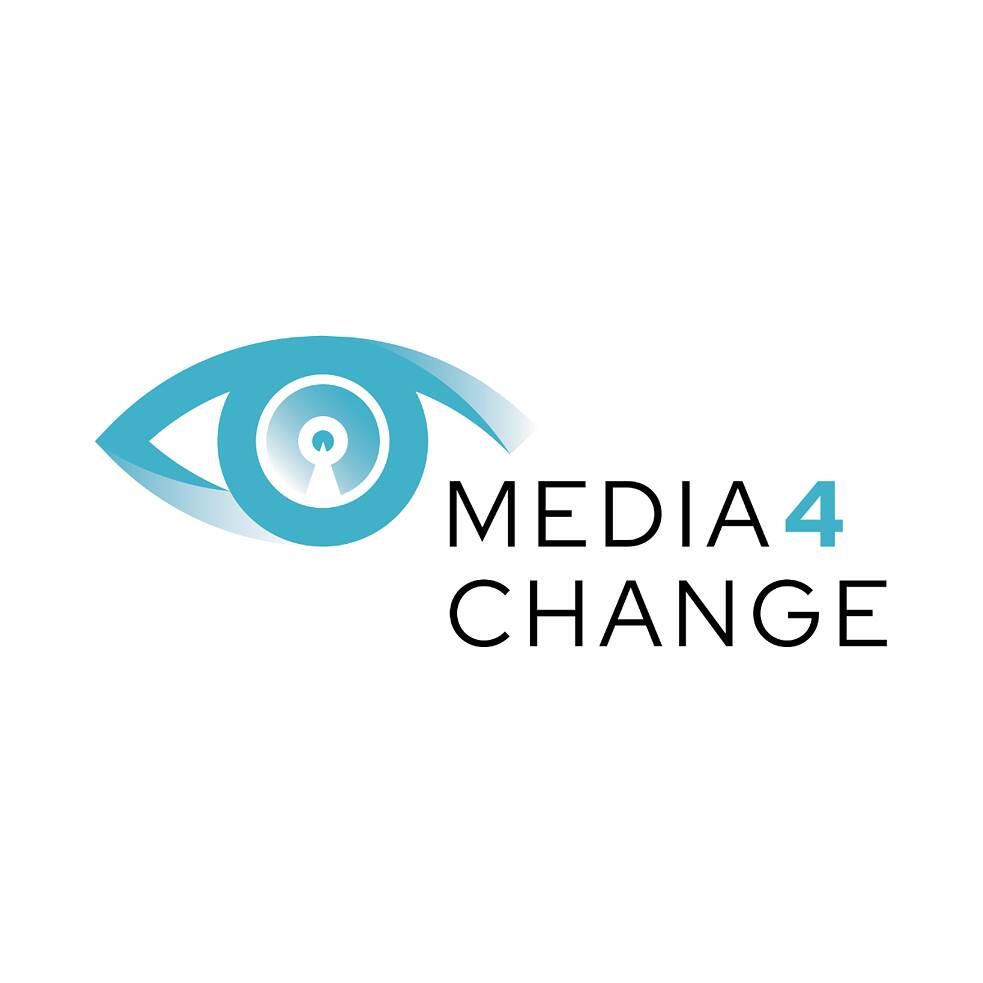 Logo Media4Change – bestehend aus augenförmiger Grafik in den Farben Türkis, Weiß und Grau und Schriftzug 'Media' (schwarze Buchstaben), '4' (türkis) und 'Change'  (schwarze Buchstaben) auf weißem Hintergrund