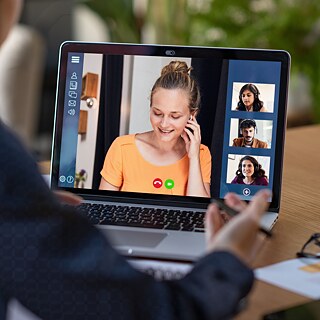 Group course situation on laptop