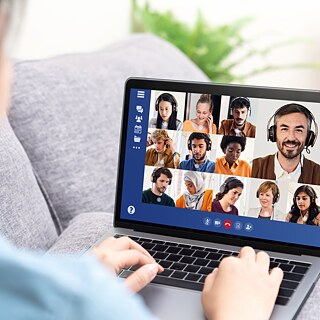 Group course situation on laptop