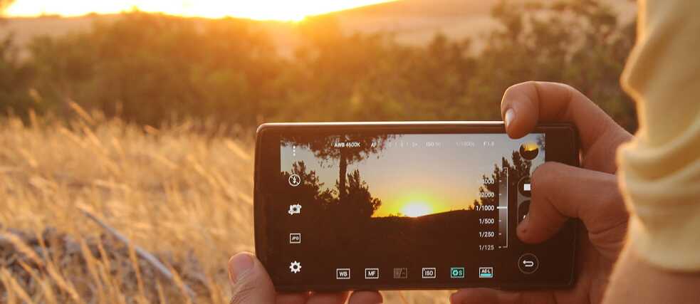 Jemand filmt mit einem Smartphone.