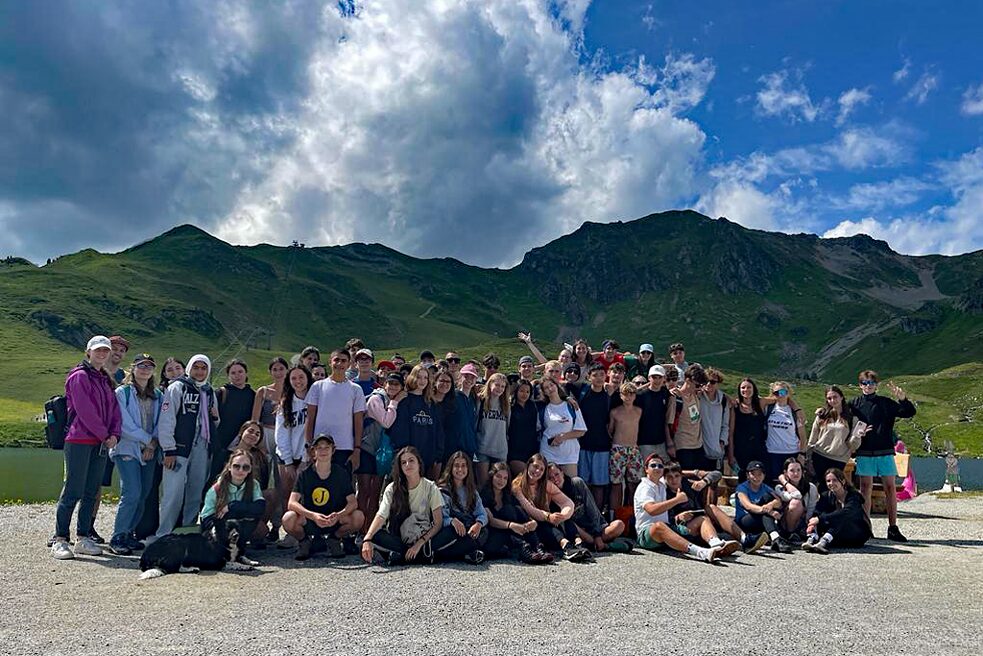 Gruppenbild Jugendlicher und junger Erwachsener vor hohen Bergen
