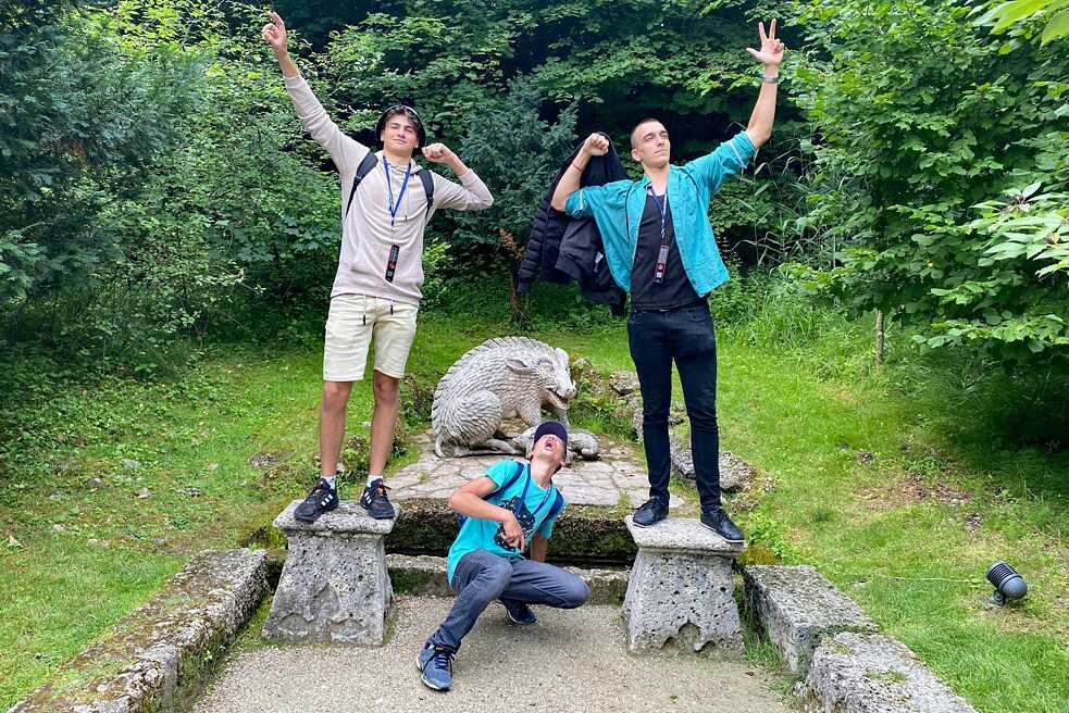 Jugendliche im Park von Schloss Hellbrunn
