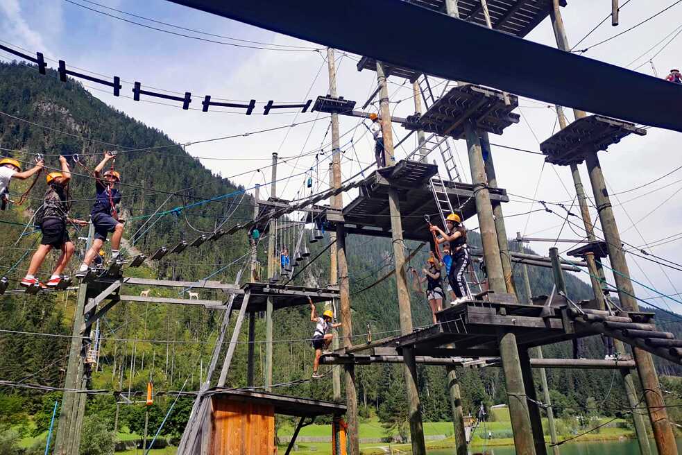 Jugendliche im Kletterpark