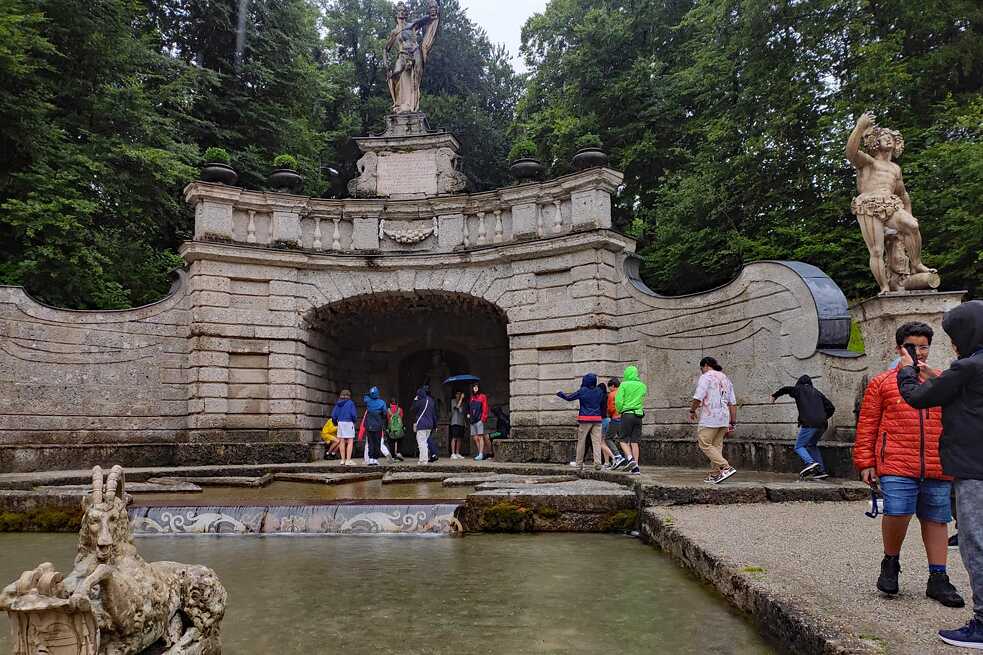 Jugendliche am Sternweiher, im Hintergrund: Exedra