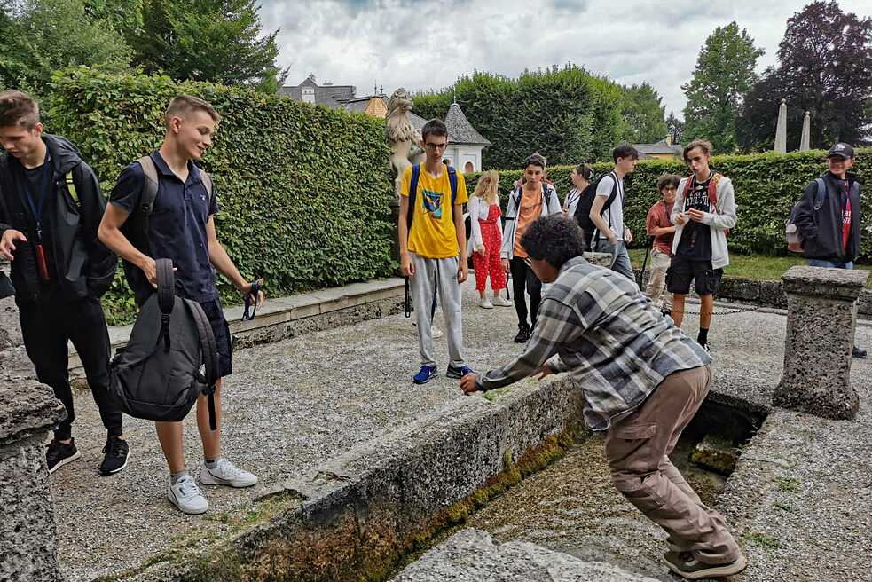 Jugendliche im Park von Schloss Hellbrunn