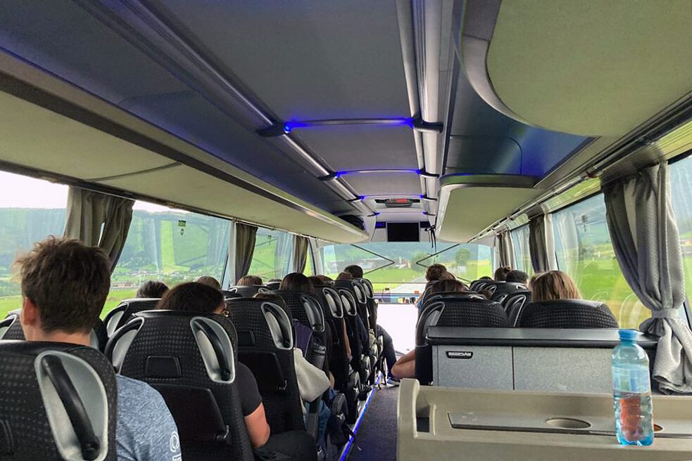Jugendliche in einem Reisebus.