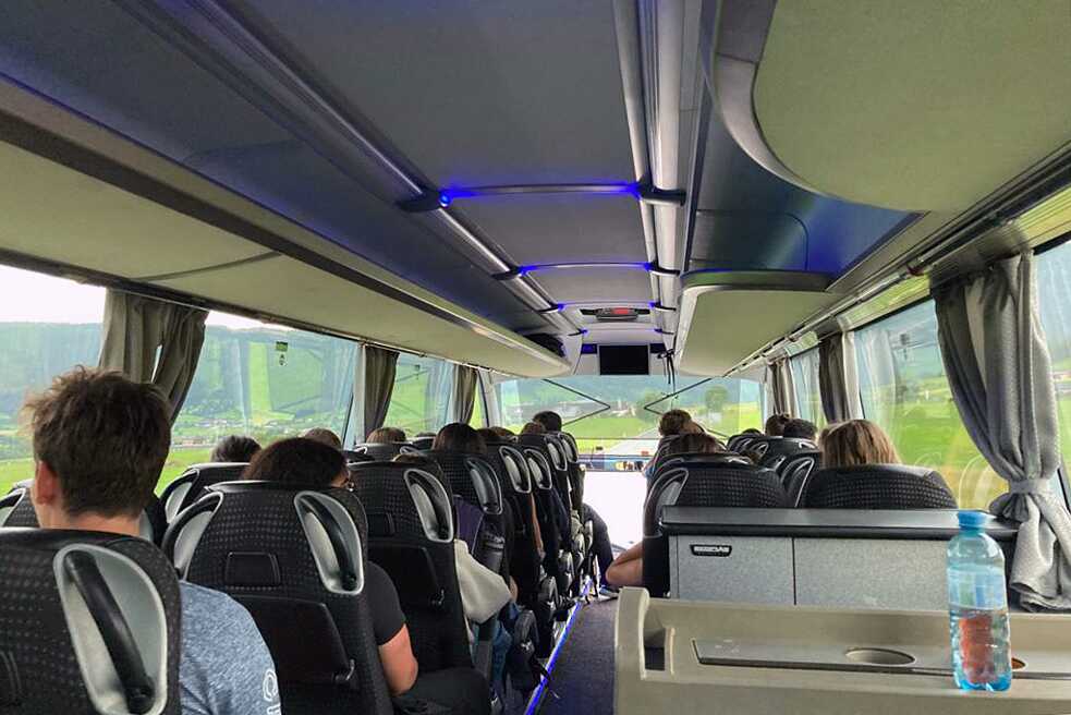 Jugendliche in einem Reisebus.