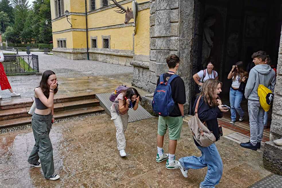 Jugendliche im Park von Schloss Hellbrunn