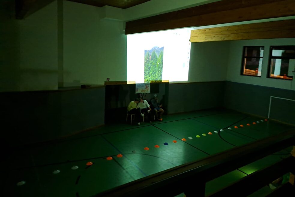 Eine dunkle Sporthalle.