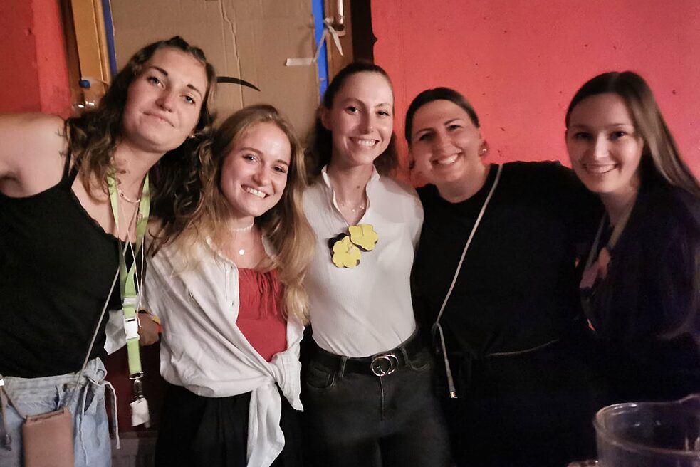 Junge Erwachsene im Discolicht