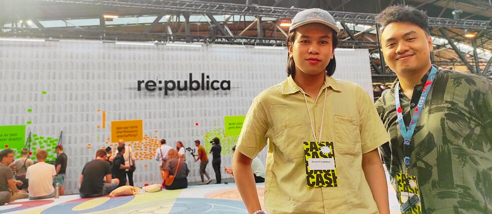 Alfredo und Karim posieren vor der Mauer der republica.