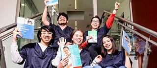 Angehende junge Ärzte und Ärztinnen aus Mexiko mit ihren Deutschbüchern