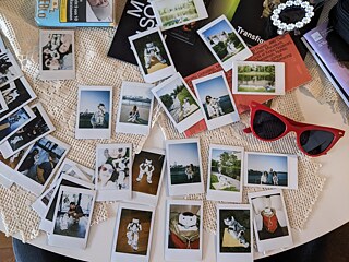 Polaroids comme souvenirs de NAO (2x1.5) © © Zeph Thibodeau Polaroids comme souvenirs de NAO (2x1.5)