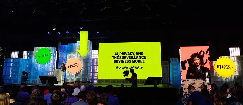 Meredith Whittaker, die Präsidentin der Signal Foundation, eröffnet die Konferenz mit ihrer Grundsatzrede.