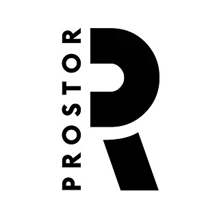 Logo Revue Prostor – Grafik bestehend aus vertikal gesetztem Schriftzug 'Prostor' und horizontal gesetzem 'R' in Schwarz auf weißem Hintergrund