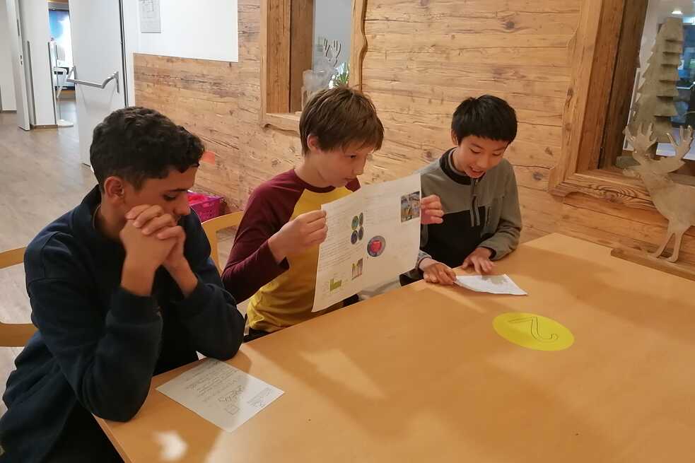 Eine kleine Gruppe Jugendlicher bei einer Präsentation.