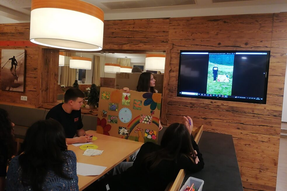 Eine kleine Gruppe Jugendlicher bei einer Präsentation.