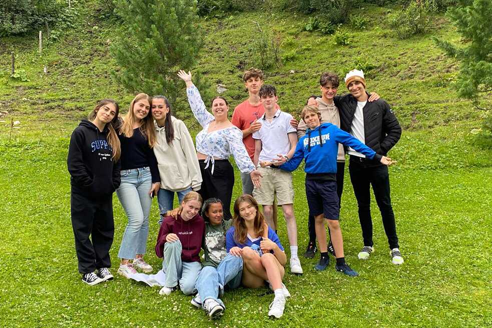 Lehrerin Katharina mit ihrer Klasse