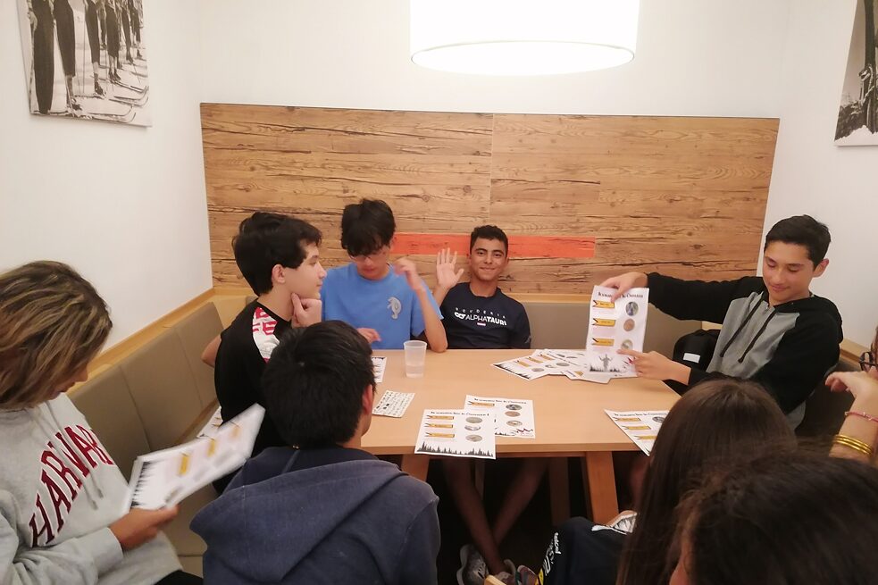 Eine kleine Gruppe Jugendlicher bei einer Präsentation.