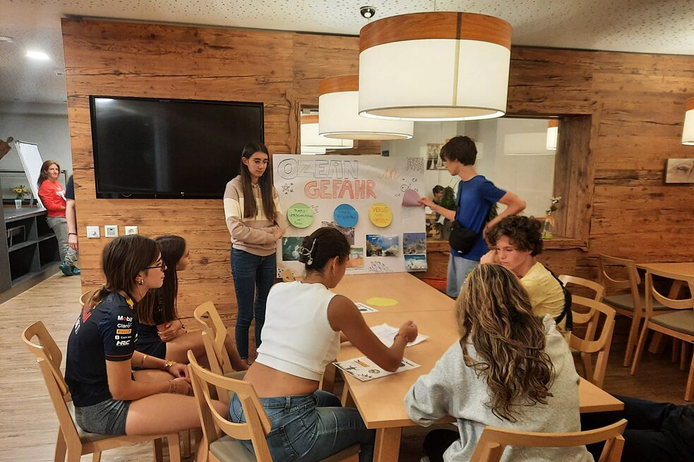 Eine kleine Gruppe Jugendlicher bei einer Präsentation.