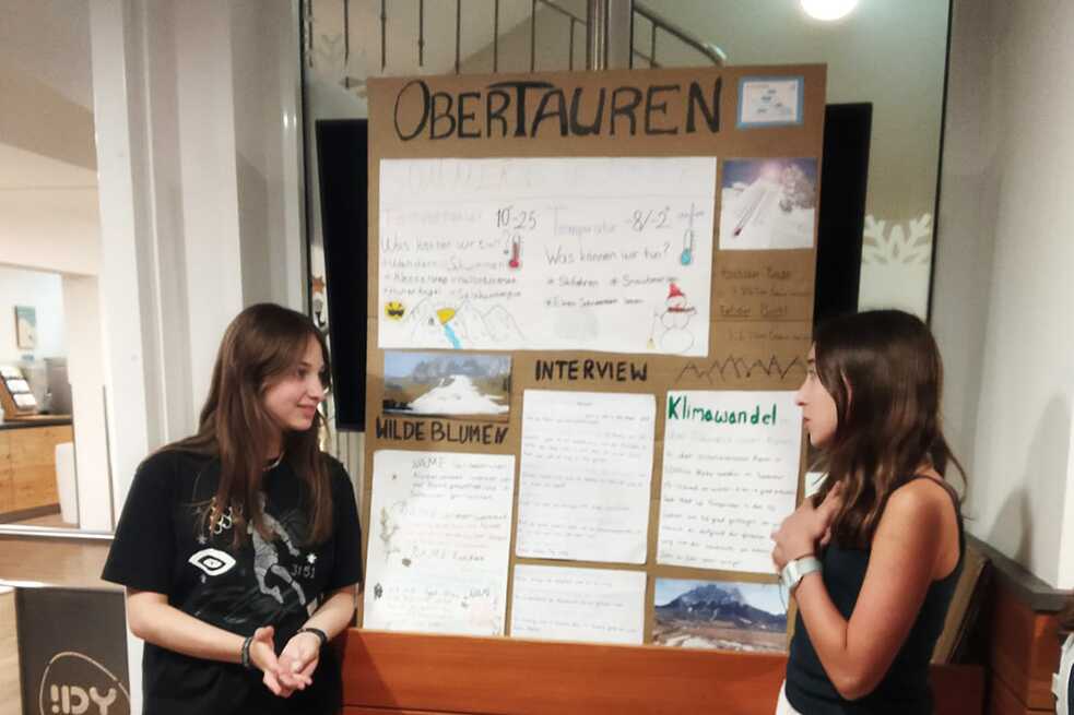 Eine kleine Gruppe Jugendlicher bei einer Präsentation.