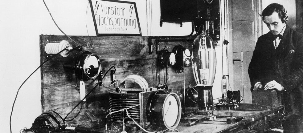  "שימו לב, שימו לב": מבט אל תחנת השידור בווקס האוס בברלין, חדר השידור של תחנת השידור ברלין, 1923.