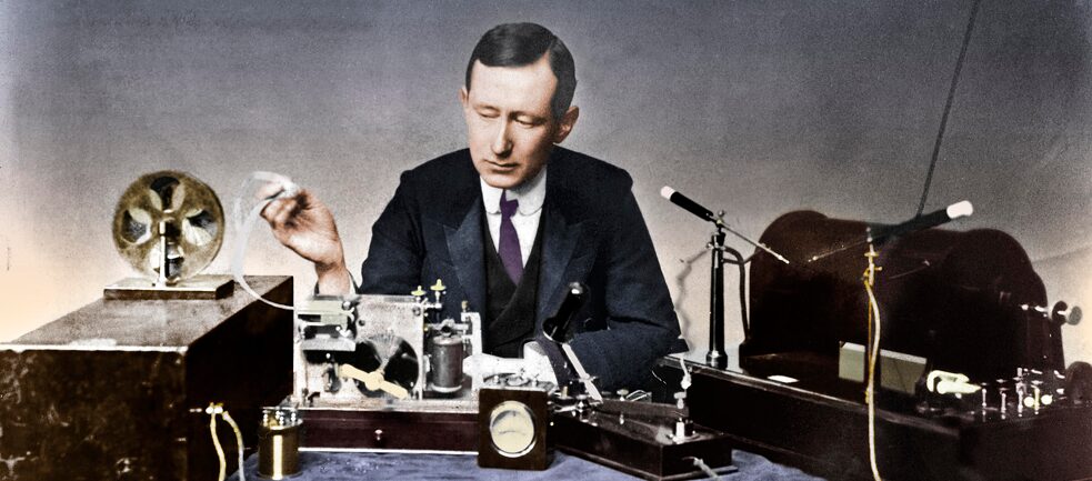 Der italienische Ingenieur Guglielmo Marconi versuchte sich 1902 an der ersten transatlantischen Radioübertragung von – Morsecodes! Marconi unter anderem mit einem Funkensender und einem Morsetaster (undatierte Aufnahme).