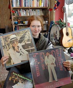 Katrin Wanke hat im Umsonstladen in Greifswald einige DDR-Langspielplatten des Labels AMIGA gefunden, darunter eine mit Titeln von Elton John.