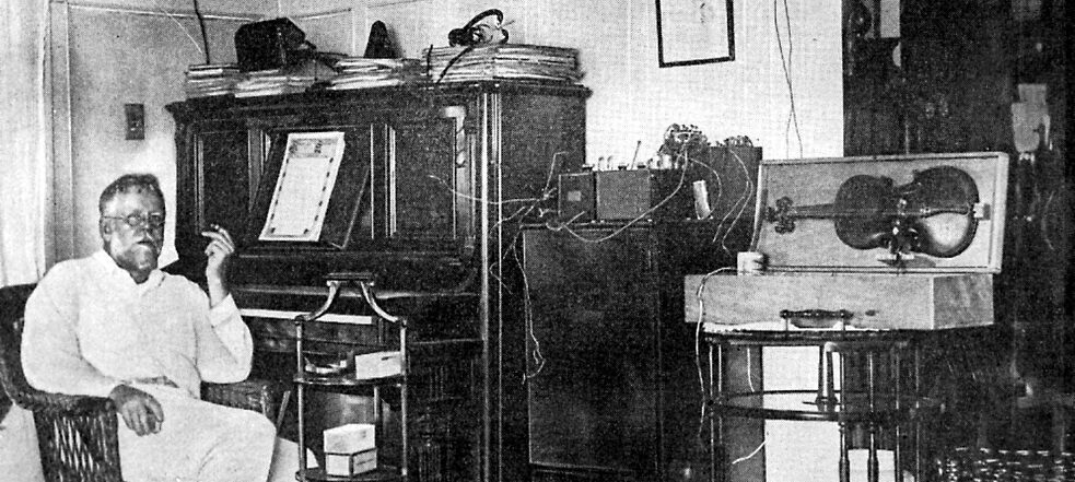 הולדתו של התקליטן והמנחה המנגן בכינור: רג'ינלד פסנדן והכינור שלו ערכו את שידור רדיו הבידור והפנאי הראשון בתולדות הרדיו בערב חג המולד של שנת 1906. .