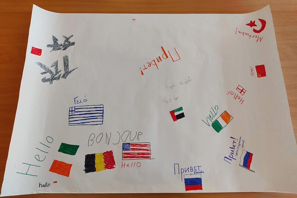 „Hallo“ in unterschiedlichen Sprachen auf einem Plakat