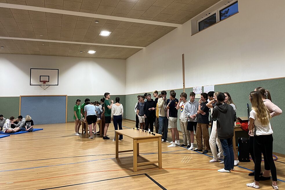 Jugendliche in einer Sporthalle