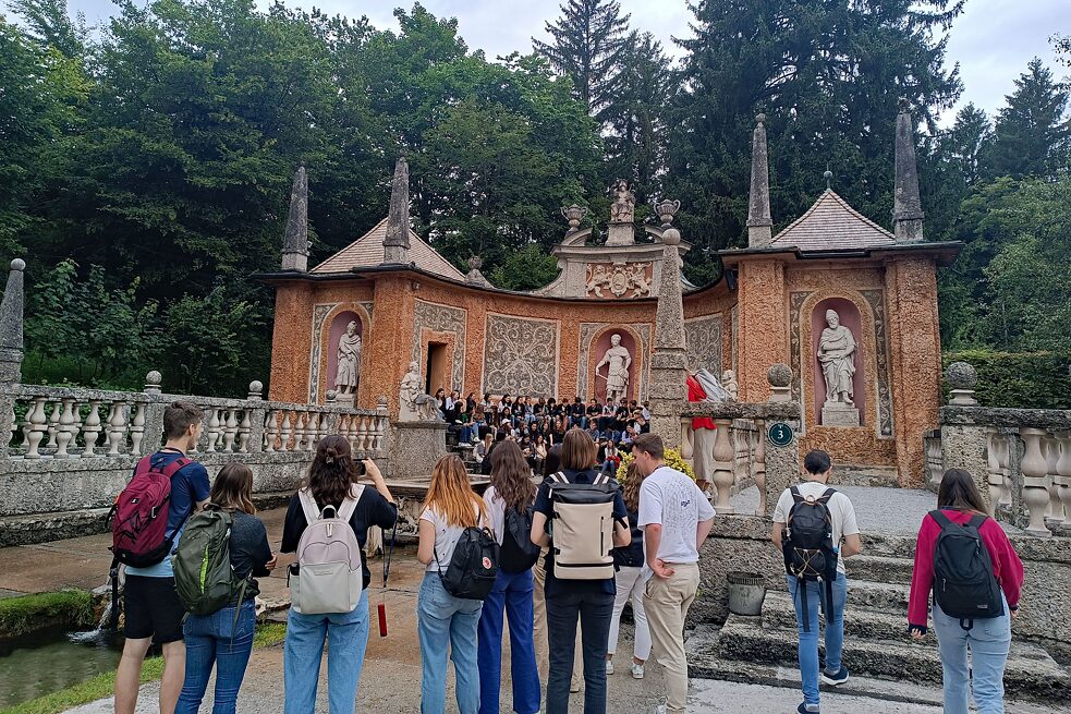 Das Römische Theater mit dem Fürstentisch in der Parkanlage von Schloss Hellbrunn