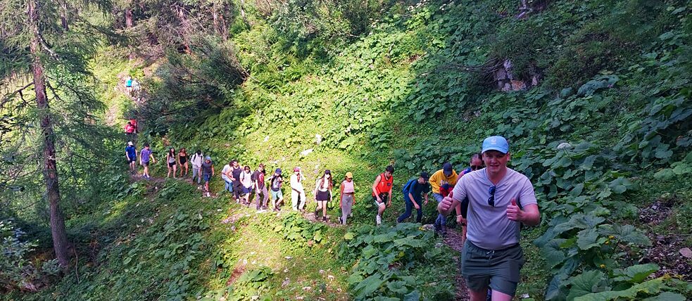 Eine Gruppe Jugendlicher auf einem Wanderweg