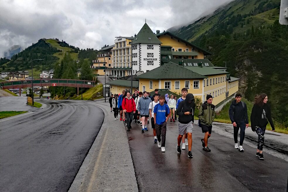 Jugendliche auf den Straßen von Obertauern