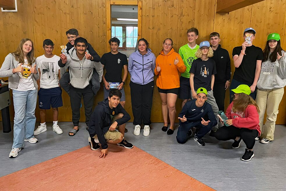 Jugendliche posen für die Kamera.