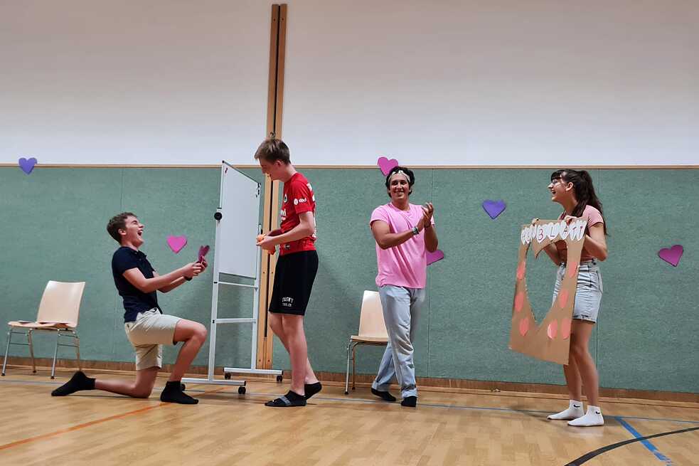 Jugendliche spielen die österreichische Sendung „Herzblatt“ nach.