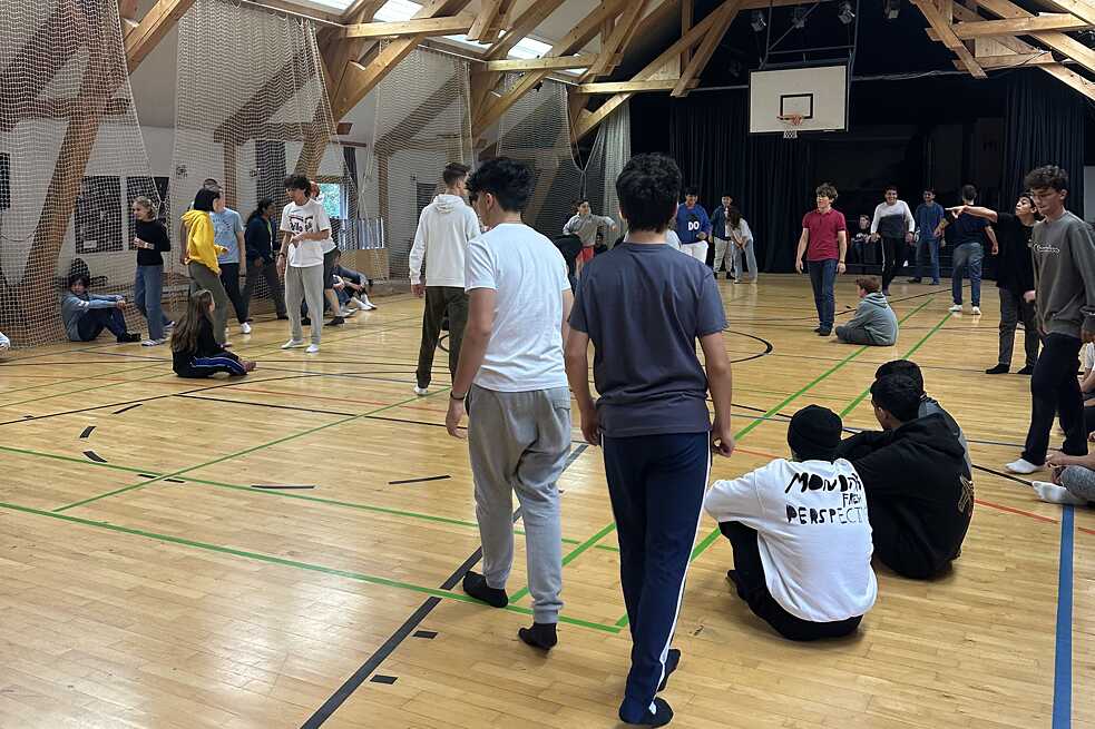 Jugendliche in einer Sporthalle