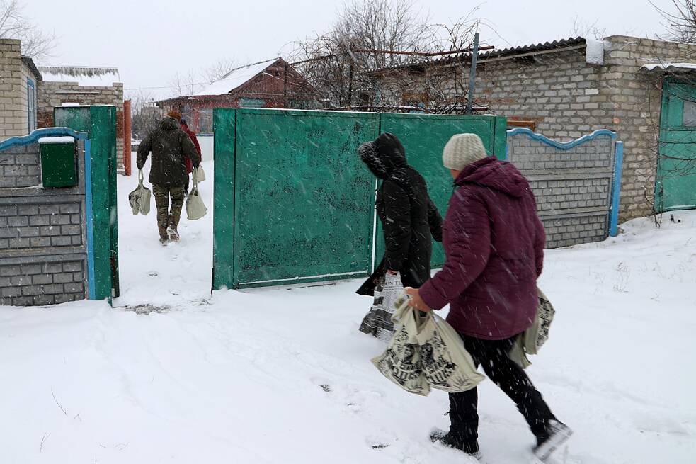 Februar 2022: Spendenaktion in Piski-Radkiwski, Oblast Charkiw. Wenn Lebensmittelbeutel zu bettlägerigen Menschen gebracht werden, muss aus Sicherheitsgründen auch jemand von den Militärs dabei sein.