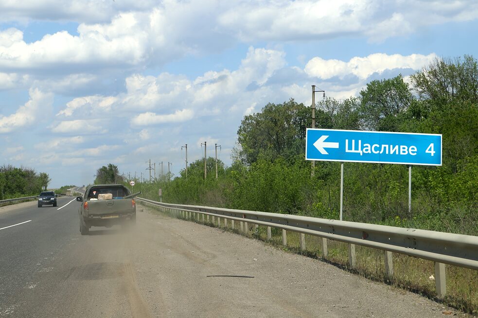 Květen 2023: Úsměv na cestě z Charkivu směrem na Izjum: Podle této cedule je čtyři kilometry vlevo „šťastná“ vesnice.